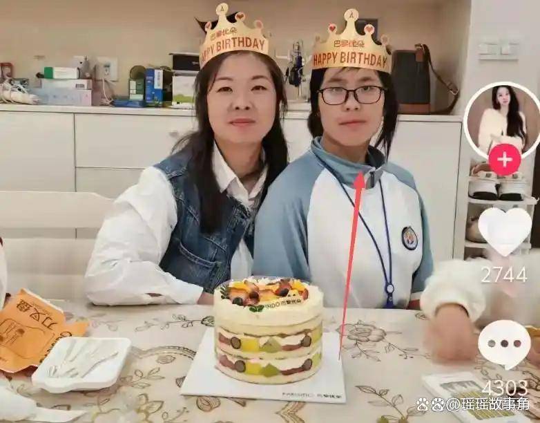 “妈妈只顾自己精致，却让14岁女儿邋遢出镜？”生日合照曝光后，网友争议：青春期女孩的体面谁来守护，精致妈和忽略娃哪个更伤人？