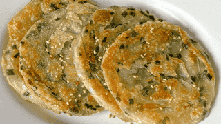 饺子皮葱油饼:酥脆与葱香交织的家常巧思,一口里的生活治愈力