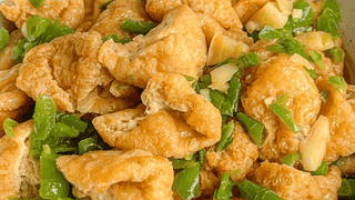 青椒炒豆泡：一口爆汁的家常巧思，平凡食材里的生活治愈力