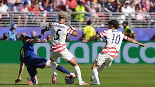 世界杯-德米罗维奇造险巴洛贡破门+中柱 半场美国1-0波黑
