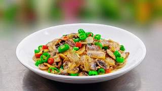 腊肉搭口蘑，3步炒出神仙味！汤汁浓稠鲜香，拌饭能吃三碗
