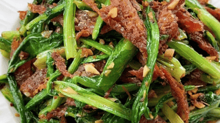 鱼肉酥香菜叶脆嫩，一口解锁粤式小炒本味