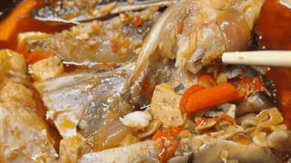 红椒铺就盘中色，百年湘味尽在剁椒鱼头间