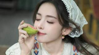 古力娜扎晒夏日户外随拍 蕾丝上衣配牛仔背带裤营造清甜田园风