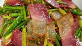 云南春味：蒜苔炒腊肉正当季，鲜爽脆嫩抢鲜尝