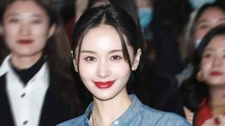 王子文夏日穿搭超飒 条纹衬衫配白短裤气场拉满