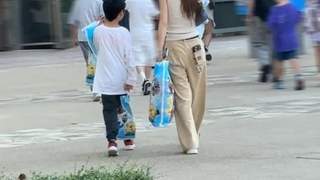 8月4日杨颖带小海绵现身甜品店 被偶遇互动细节引关注