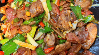 湖南冬日家常快手菜 大蒜炒腊肠风味独特