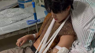 一景区NPC称与游客互动时被掰断手臂:对方主动提出掰手腕,事后又遭对方拉黑,已报警