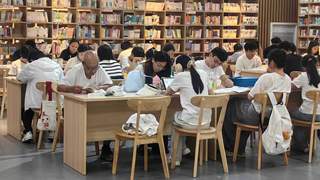 河北曲阳暑期阅读热潮涌动图书馆人气高涨
