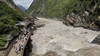 7月30日网传香格里拉虎跳峡景区山体落石 景区回应：落石不在开放游览区，运营正常