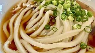 日式手工乌冬原为手擀切面 搭配菜薹猪肉炒出重口味