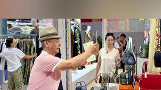 2026“新疆是个好地方”非遗援疆活动启幕 艾德莱斯绸织染技艺展现丝路美学新表达