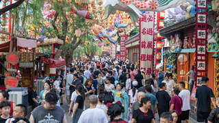 暑期出游热潮升温 全国多地景区迎来客流高峰