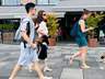 杨采钰与老公张向荣挪威旅游 两人并肩漫步松弛幸福