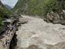 7月30日网传香格里拉虎跳峡景区山体落石 景区回应:落石不在开放游览区,运营正常