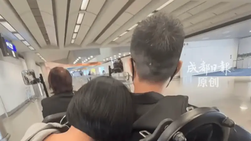 小S晒出与老公女儿外出美照 脖子上的媛字清晰可见