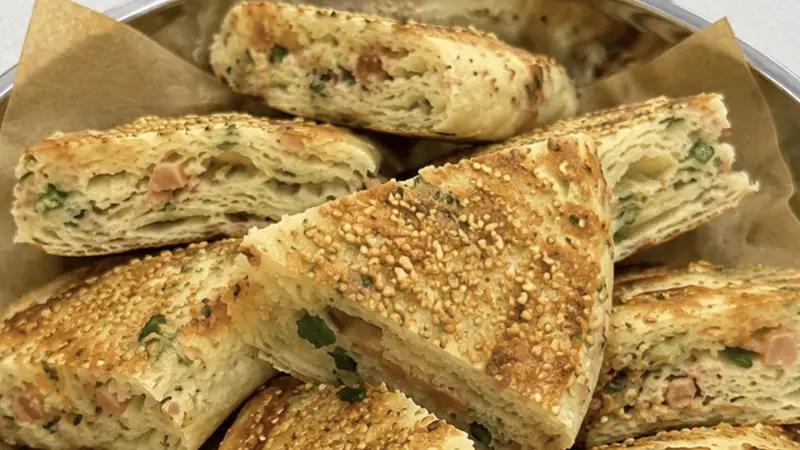 晨光里的麦香治愈:低脂葱花发面大饼