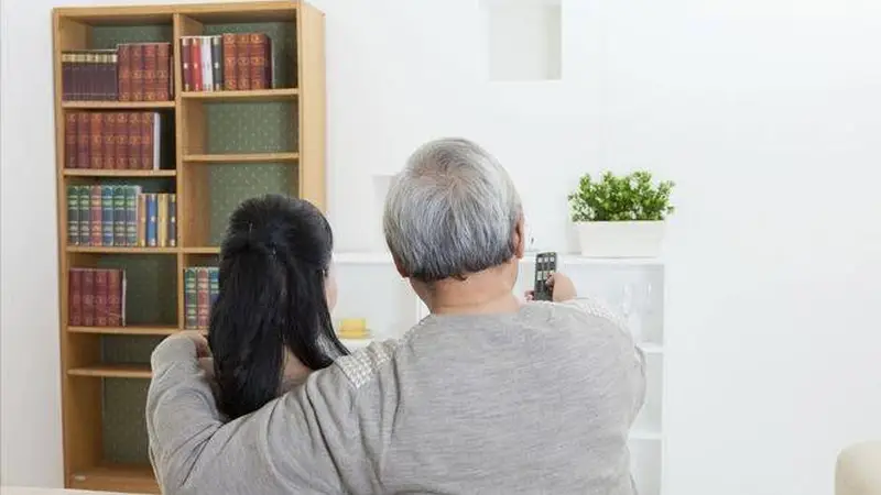 最残酷的家庭轮回：一心养儿防老的父母，晚年大多被子女疏远