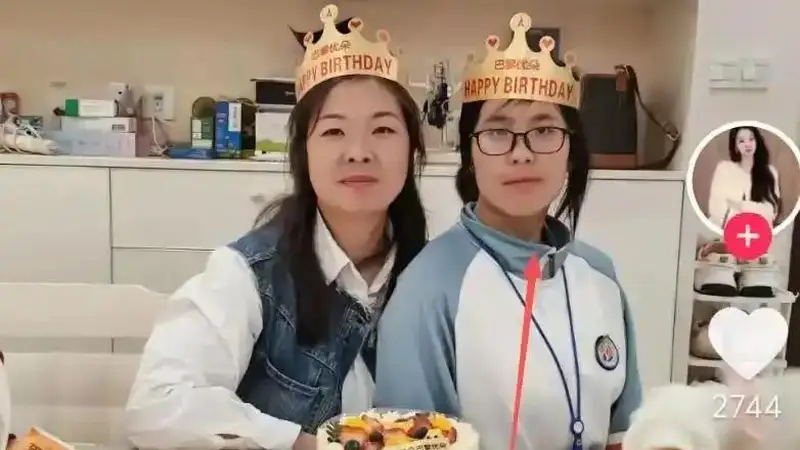 “妈妈只顾自己精致,却让14岁女儿邋遢出镜?”生日合照曝光后,网友争议:青春期女孩的体面谁来守护,精致妈和忽略娃哪个更伤人?