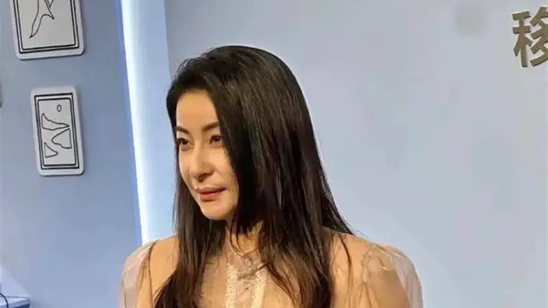 44岁郭晶晶穿300块新中式白衬衫压C位：比欧阳夏丹还耐看的，从来不是牌子