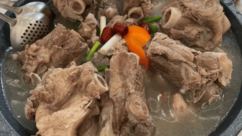 澄江冬季火锅:骨头汤底的本地食客选择逻辑