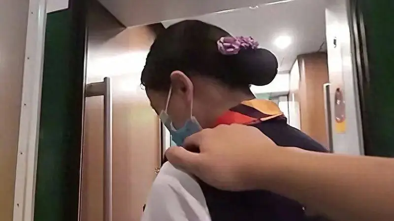 视障旅客独自乘动车获全程护航 D81次列车及车站温情接力送抵