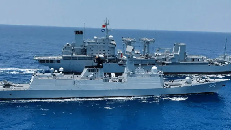 “中国海军‘老功臣’青海湖号并未退役,3.7万吨巨舰现身一线仍坚守岗位”