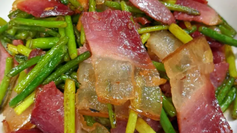云南春味:蒜苔炒腊肉正当季,鲜爽脆嫩抢鲜尝