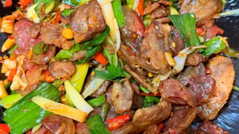 湖南冬日家常快手菜 大蒜炒腊肠风味独特