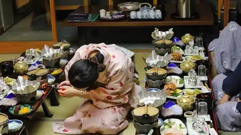 日本民众笑容不再:贬值与人力短缺下的全民情绪困境