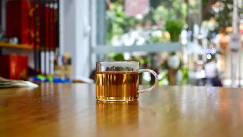 红茶再次成为关注中心，医生发现：喝红茶时，千万多留意这5点