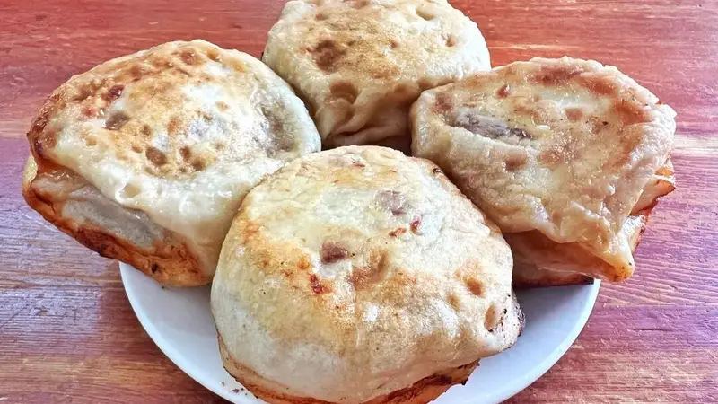 扎根东城胡同三十五载，这枚门钉肉饼，一口爆汁锁住老北京烟火