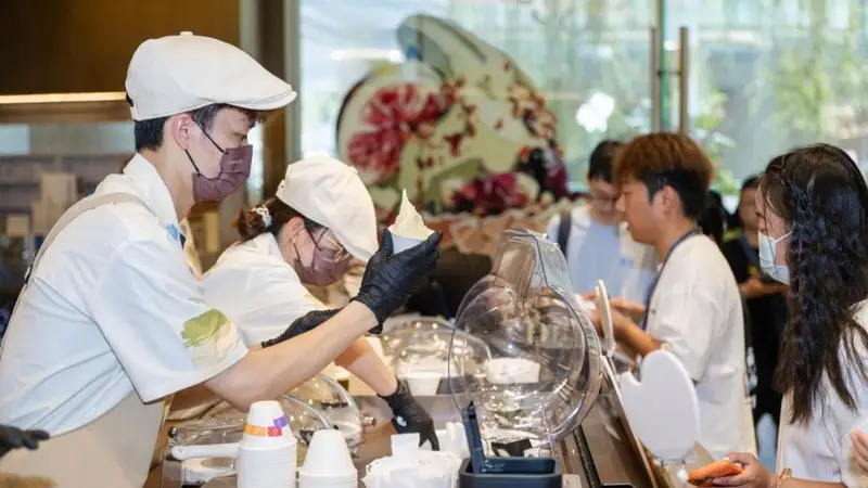 这届年轻人,为何越来越爱逛奶茶店?