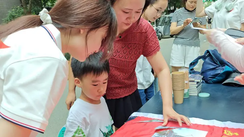 纸杯叠古塔、拼图识文物!这堂“沉浸式”文化课让彭州娃玩着爱上家乡