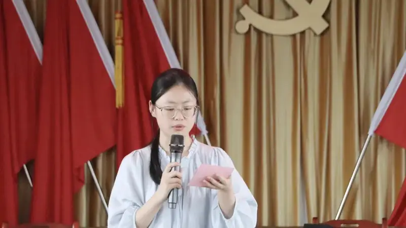半载茶香淬新绿,一捧初心映乡途