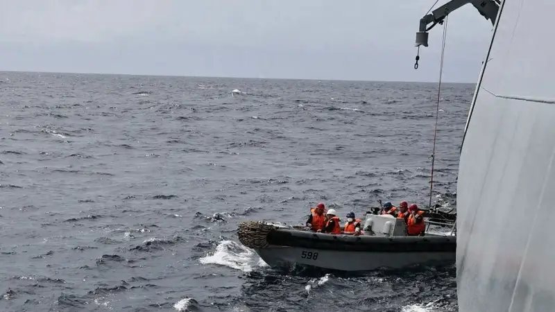 南部战区海军紧急驰援 赴南海海域救援越南籍遇险船