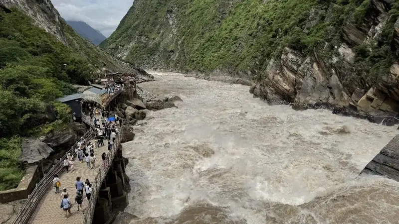 7月30日网传香格里拉虎跳峡景区山体落石 景区回应：落石不在开放游览区，运营正常