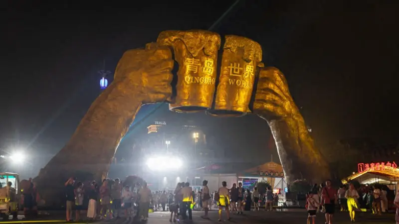 7月29日夜游青岛金沙滩啤酒城 人潮涌动畅享狂欢