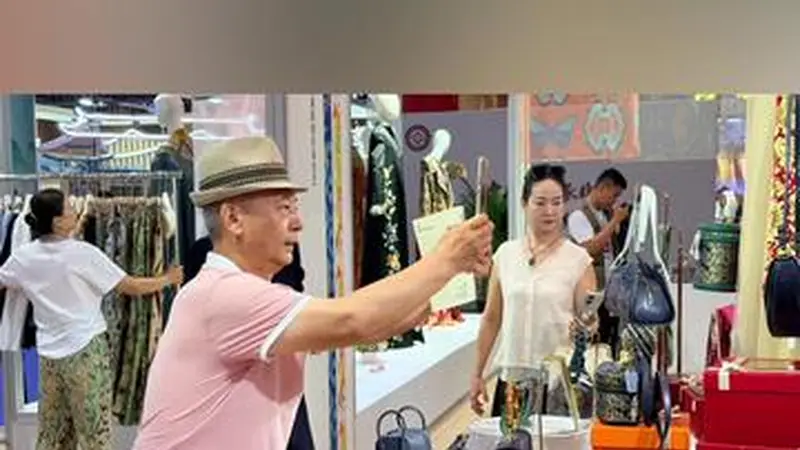 2026“新疆是个好地方”非遗援疆活动启幕 艾德莱斯绸织染技艺展现丝路美学新表达