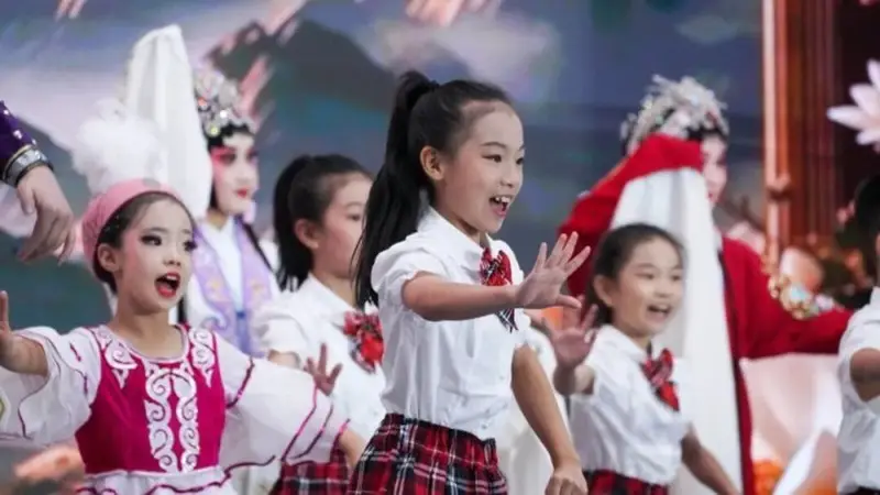 2026新疆非遗援疆活动开幕 少年学生接续秦腔等非遗传承