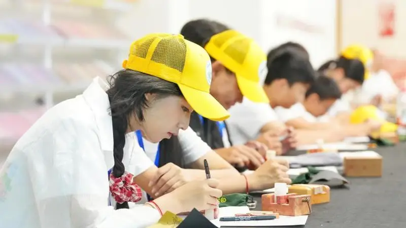 8月4日“妈妈的故乡”海外华裔青少年夏令营在长沙启动 华裔青少年现场篆刻姓氏印章