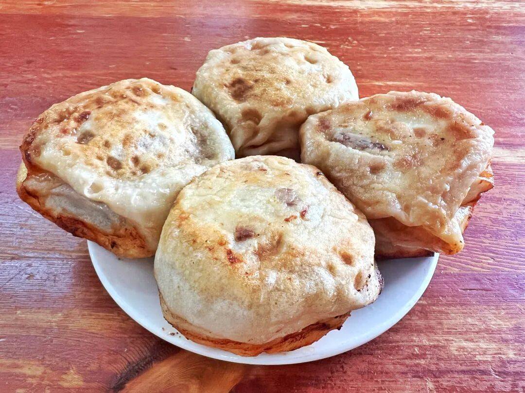 扎根东城胡同三十五载，这枚门钉肉饼，一口爆汁锁住老北京烟火