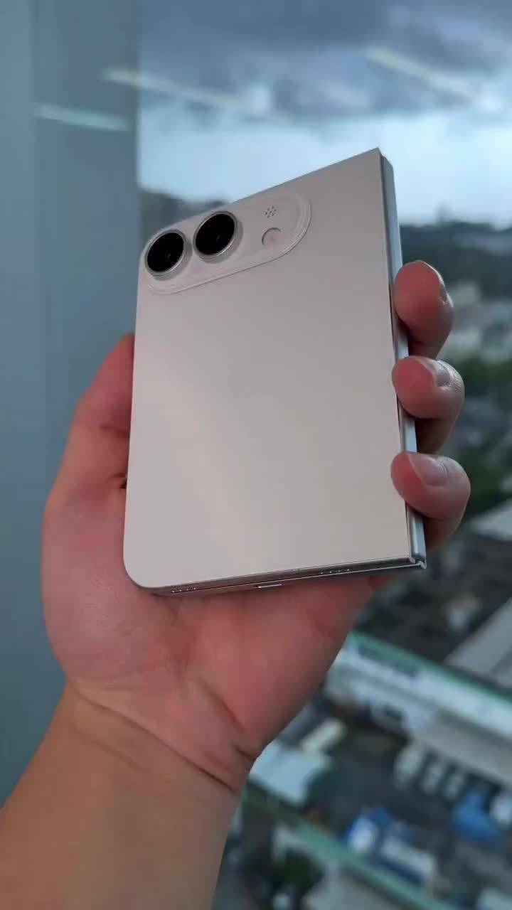 白色版苹果iPhone Ultra折叠手机机模再次曝光