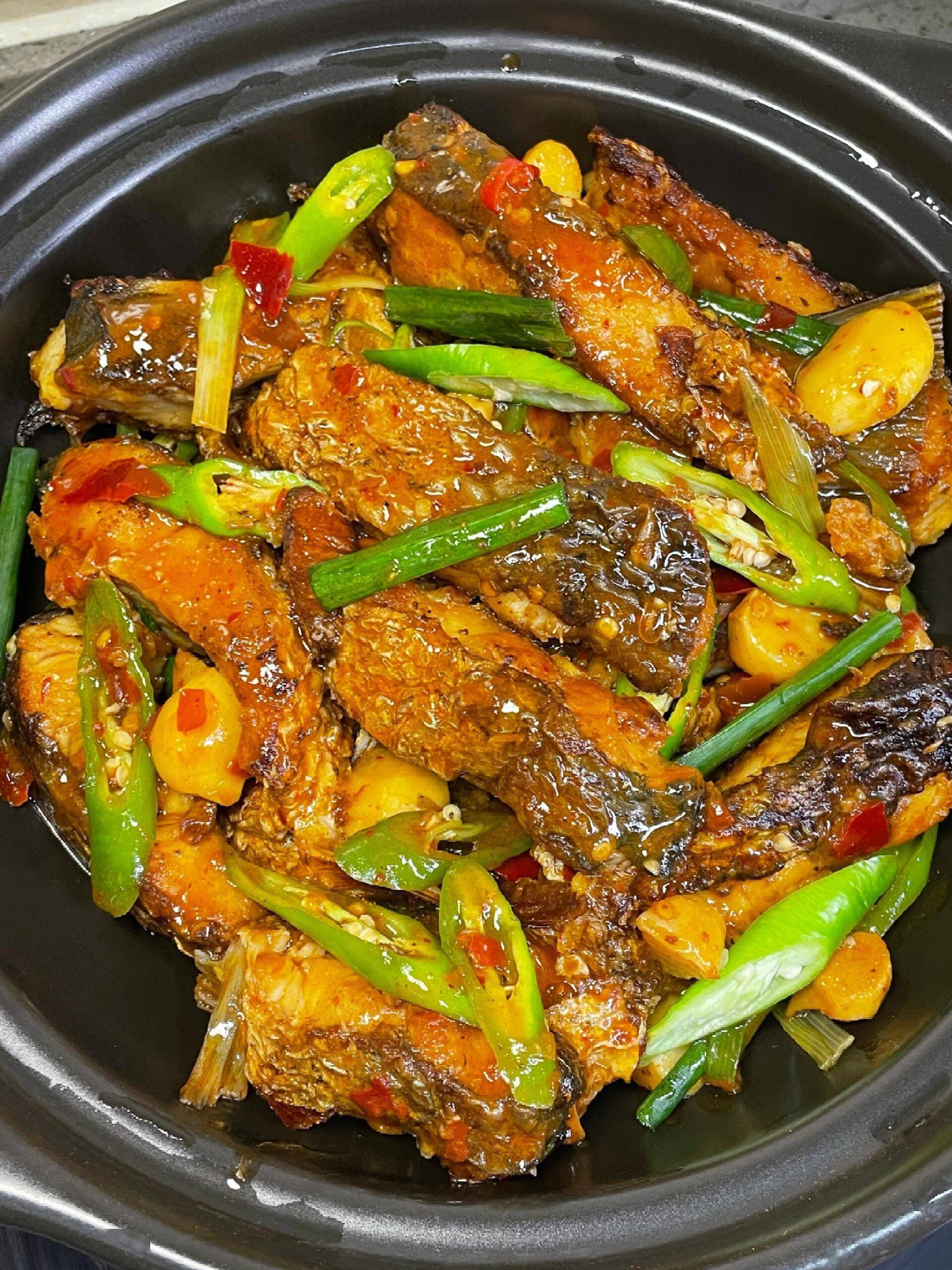 这道青椒鱼块每次上桌就被清空，香香辣辣解馋开胃，怎么吃都不腻