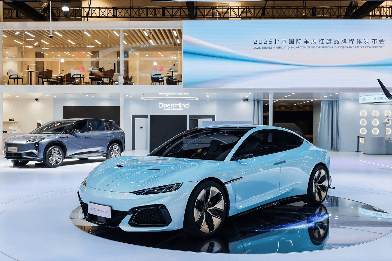 一针一线的东方气韵，一算一控的未来图景，红旗演绎双轨并进