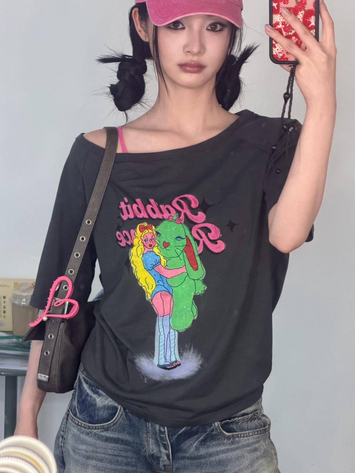 周洁琼戴粉色棒球帽配小烟熏妆 休闲酷飒活力十足