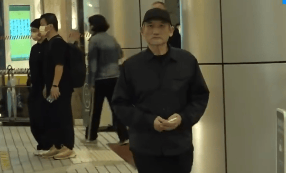 徐克深夜医院门口回应施南生离世：她坚持到生命最后一刻，在亲友陪伴下安详离开