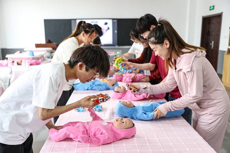 职校幼教专业取消，老师改教无人机和大数据