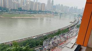 重庆李子坝轻轨站成网红 本地人不解游客追捧